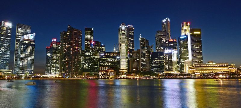 地球仪3d夜间灯光图层展示，亚欧大陆夜晚灯光分布，中国东部沿海与欧洲西部呈现高亮区域，北朝鲜区域几乎全黑与韩国形成对比